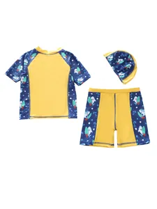 Detail van driedelig jongensbadpak met haaienprint inclusief zwemshirt short en muts