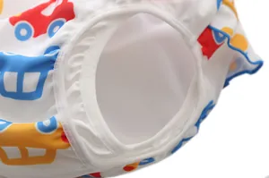 Detailaufnahme der Baby-Schwimmwindel mit elastischem Bund und buntem Auto-Muster