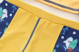 Detail van zwembroek voor jongens met kleurrijke haaienprint en elastische taille