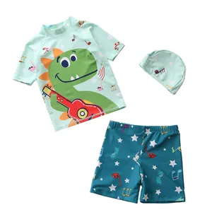 Détail du maillot de bain trois pièces pour enfant avec imprimé dinosaure et bonnet