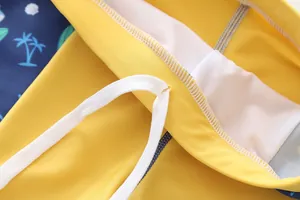 Detail van mesh voering, wit trekkoord en stof met tropische print voor zwemkleding