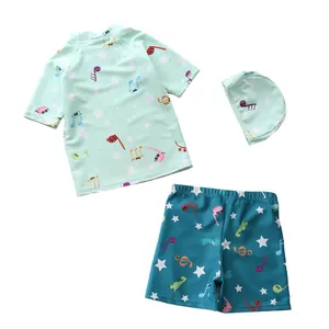 Ensemble de bain 3 pièces pour enfants avec haut vert, bonnet et short à motifs musicaux
