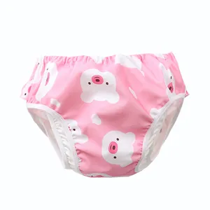 Rosa Baby-Schwimmwindel mit weißen Bärenprints und elastischen Rüschen am Beinabschluss