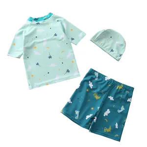 Détails à plat du maillot de bain trois pièces dinosaure avec haut, short et bonnet