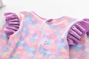 Detailansicht der Rüschenärmel und des Reißverschlusses am Kinderbadeanzug