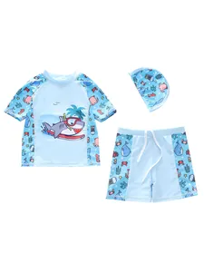 Platliggend detail van driedelig kinderzwempak met cartoonhaai en zeedierenprints
