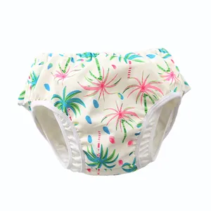 Detail der wasserdichten Baby-Schwimmwindel mit Tropenprint und elastischen Bündchen