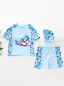 Detail van blauw driedelig kinderzwempak met oceaan- en haaienprint in platte ligging