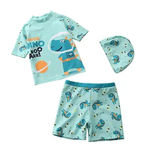 Vue détaillée du maillot de bain dinosaure 3 pièces pour garçon avec haut, short et bonnet