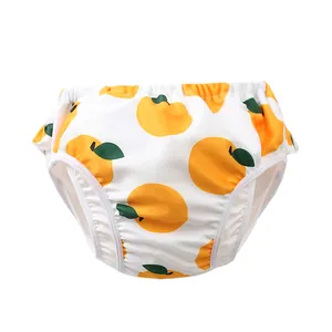 Detail der wasserdichten Baby-Schwimmwindel mit Pfirsichmuster und elastischen Rüschen