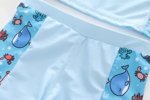 Detail van blauwe jongens zwemkleding met elastische stof en oceaan print