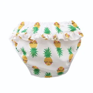 Details einer wasserdichten Baby-Schwimmwindel mit Ananasmuster und Volantbesatz