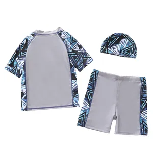 Détail à plat d'un ensemble de maillot de bain trois pièces pour garçon avec motifs bleus