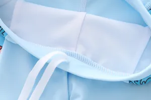 Detail van de blauwe zwembroek met ademende witte meshvoering en verstelbaar trekkoord
