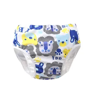 Detail der Baby-Schwimmwindel mit Cartoon-Löwenprints und elastischen Taillenkanten