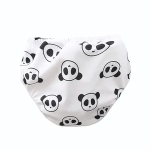 Nahaufnahme der wasserdichten Baby-Schwimmwindel mit Panda-Print und elastischem Bund