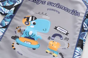 Gros plan du maillot de bain garçon avec imprimés de dinosaures et voitures de course