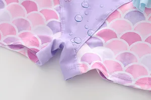 Makroaufnahme von Meerjungfrau-Fischschuppenmuster auf rosa lila Kinderbadebekleidung