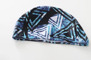 Détail du bonnet de bain enfant imprimé avec motifs de feuilles bleues et bord élastique