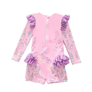 Detailansicht des rosa Langarm-Badeanzugs mit lila Rüschen und Einhorn-Prints