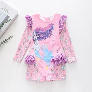 Flache Ansicht eines rosa langärmeligen Kinderbadeanzugs mit Meerjungfrauen-Prints