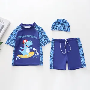 Détail à plat du maillot de bain trois pièces dinosaure pour garçon avec haut et bonnet