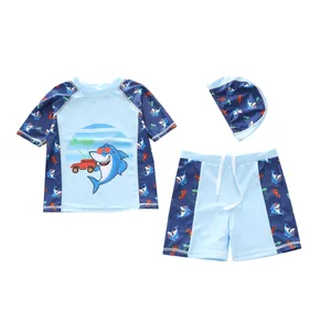 Driedelig jongens zwempak met blauwe haaienprint, bovenstuk, korte broek en badmuts