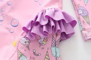 Details von Rüschenärmeln und Einhorn-Prints auf dem rosa Langarm-Badeanzug für Mädchen