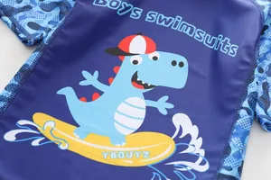 Détail du maillot de bain garçon avec dinosaure sur surf et manches camouflage