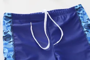 Détail de la taille élastique avec cordon blanc sur le maillot de bain camo enfant