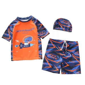 Ensemble de bain 3 pièces pour garçons avec haut dinosaure, short et bonnet de bain
