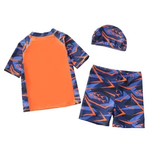 Maillot de bain 3 pièces enfant avec haut orange et short et bonnet à motifs géométriques