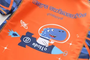 Détail du maillot de bain orange pour garçon avec imprimé dinosaure fusée bleu et couture