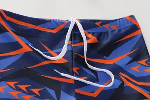 Détail de la taille du maillot de bain garçon avec élastique et cordon de serrage blanc