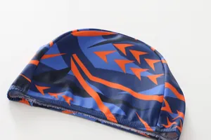 Vue détaillée du bonnet de bain élastique avec motifs de flèches bleues et oranges