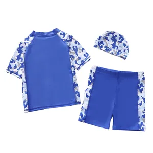Détail à plat du maillot de bain trois pièces pour garçons avec manches camouflage et bonnet
