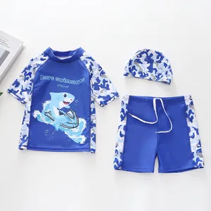 Détail du maillot de bain trois pièces pour garçon avec requin et motif camouflage