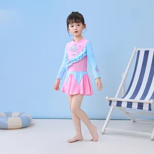 Détail d'un maillot de bain fille à manches longues avec motif sirène et volant rose