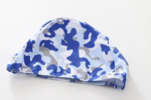 Détail du bonnet de bain élastique avec motif de camouflage bleu et gris pour enfants
