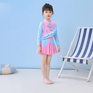 Détail d'un maillot de bain enfant à manches longues avec motif sirène et jupe à volants
