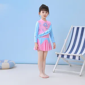 Détail du maillot de bain manches longues pour filles avec imprimé sirène et volant