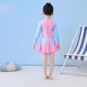 Détail du maillot de bain manches longues fille avec motif sirène et zip invisible au dos
