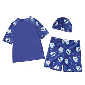 Maillot de bain 3 pièces pour garçons avec motifs requins et palmiers et bonnet assorti