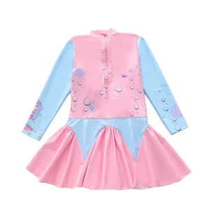Détail du maillot de bain sirène montrant fermeture éclair, manches et jupe à volants