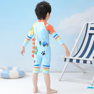 Detail eines Jungen-Schwimmanzugs mit orangefarbenen Dinosaurierflossen und Mustern