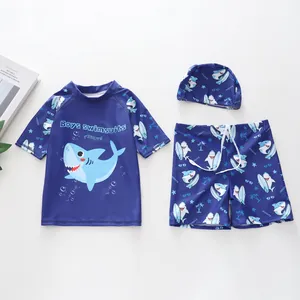 Vue détaillée du maillot de bain trois pièces bleu pour garçon avec motifs requins et surf