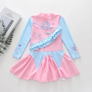 Détail d'un maillot de bain manches longues pour fille avec motif sirène et jupe rose