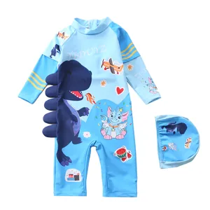 Detail eines Langarm-Badeanzugs für Jungen mit Dino-Print und passender Badekappe