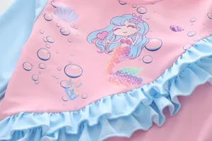 Détail de maillot de bain pour fille avec imprimé sirène et volants bleu clair