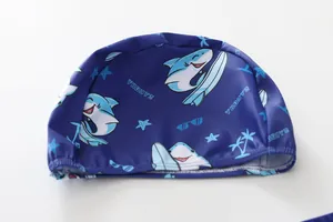 Vue détaillée du bonnet de bain bleu foncé avec imprimé requin et tissu élastique